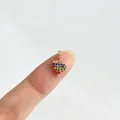 Detaillierte Nahaufnahme eines kleinen bunten Schlangenanhängers mit Strass auf dem Finger - Einzelner Anhänger (Ohne Kette) / Goldene Schlange (Bunter Strass)