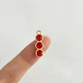 Nahaufnahme eines vergoldeten Edelstahl-Anhängers mit drei roten funkelnden Strasssteinen - Einzelner Anhänger (Ohne Kette) / Goldene Lange Bar (Roter Strass)