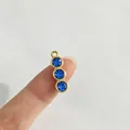 Detailansicht eines goldenen Edelstahl-Anhängers mit drei funkelnden blauen Straßsteinen - Einzelner Anhänger (Ohne Kette) / Goldene Lange Bar (Blauer Strass)