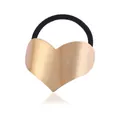 Detail van een geborsteld gouden hartvormige metalen haarelastiek met zwart elastiek. - Gouden Slinger Stijl