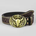 Dettaglio di una cintura in pelle stile cowboy con fibbia teschio di toro e borchie - Stile Teschio di Toro Etnico (Stile E)
