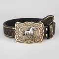 Primo piano della cintura da cowboy con fibbia a cavallo e dettagli di borchie. - Stile Cavallo al Galoppo Scroll (Stile M)