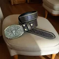 Primo piano di una cintura vintage in pelle da cowboy con fibbia a testa di toro ornata e borchie. - Stile Toro Longhorn Realistico (Stile N)