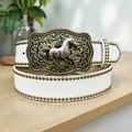 Cintura da cowboy Western in pelle bianca con rivetti dorati e fibbia con cavallo - Stile Cavallo in Corsa Bianco