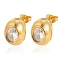 Détail macro de boucles d'oreilles géométriques en acier doré 18K avec zircons clairs - Style Rond avec Strass Blanc