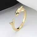 Elegante goudvergulde open haaienring met creatief ontwerp en een blauw stenen oogdetail. - Verstelbaar Open / Goud