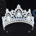 Detailansicht einer Barock-Brautkrone mit Strasssteinen und hellblauen Opalen - Silber Weißer Strass + Blauer Opal