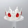 Vista detallada de una elegante corona de plata con cristales rojos en soporte blanco - Diamantes de Imitación Rojos / Plateado