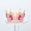 Primer plano de una corona de oro rosa con pedrería rosa para decoración de pasteles - Diamante de Imitación Rojo Rosa / Rosa oro