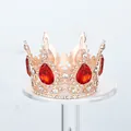 Vista detallada de una corona de oro rosa con cristales rojos y diamantes de imitación. - Diamantes de Imitación Rojos / Rosa oro