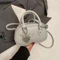 Elegante hellgraue Bowling-Handtasche aus strukturiertem Leder mit Herzanhänger für Damen - Mit Anhänger / Blau
