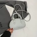 Elegante hellgraue Bowling-Schultertasche aus strukturiertem Leder für moderne Damen - Ohne Anhänger / Blau