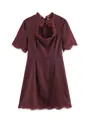 Vista dettagliata dell'abito bordeaux a linea A con apertura a cuore e bordo in pizzo elegante - Taglia S / Top E Pantaloni / rosso-marrone