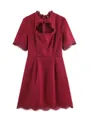 Dettaglio vestito bordeaux a trapezio con pizzo e apertura a cuore sul petto - Taglia S / Top E Pantaloni / Rosso
