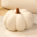 Détail montrant la texture sherpa douce de cet oreiller en forme de citrouille. - 20cm / Blanc avec Tige Brune