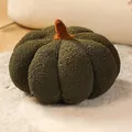 Gros plan d'un coussin en peluche citrouille vert foncé sur un tapis blanc doux et duveteux - 20cm / Vert foncé