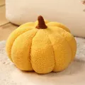 Gros plan d'un coussin en peluche citrouille jaune en tissu bouclé pour la maison - 20cm (Compressé) / Jaune