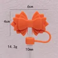 Détail montrant les dimensions du couvre-paille nœud papillon en silicone de 10mm - Orange