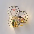 Moderna mensola a muro esagonale con stringa di luci LED calde e base in legno naturale - Triplo Esagono Irregolare / Nero