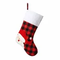 Calcetín de Navidad de cuadros con Papá Noel 3D y puño de piel sintética blanca - Estilo Papá Noel (SDW082)