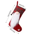 Calza di Natale rossa con design a gnomo, barba bianca e dettaglio fiocco 43cm - Rosso