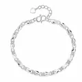 Nahaufnahme eines eleganten silbernen Kleeblatt-Armbands mit verstellbarer Kette - Silbernes Kleeblatt Hasenohr Armband / Silber