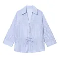 Detailansicht einer hellblau gestreiften Damenbluse mit Kordelzug und Schleife - XS / Oberteile / Hellblau