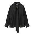 Vista detallada de una blusa de satén negro de manga larga con elegante cuello con lazo. - XS / Tops / Negro