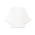Vue détaillée d'un pull en maille blanc à col en V et manches courtes de style minimaliste - S / Hauts / Blanc