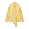 Detalle de una blusa de satén amarillo pálido con un lazo al cuello muy elegante. - XS / Tops / Amarillo