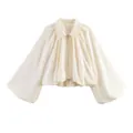 Détail d'une veste bomber courte de couleur crème avec manches ballon et fermeture éclair - S / Hauts / Blanc Cassé