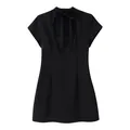 Detalle frontal de un minivestido negro de manga corta con abertura y lazo al cuello - S / Negro