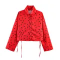 Elegante giacca rossa a pois a maniche lunghe con collo alto e coulisse regolabile sul fondo - XS / Top / Rosso