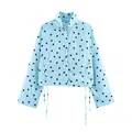 Detailansicht einer hellblauen gepunkteten Kurzjacke mit verstellbarem Kordelzug am Saum - XS / Oberteile / Blau