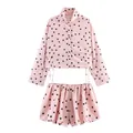 Détail de l'ensemble deux pièces rose à pois noirs avec veste et short. - XS / Haut Et Bas / Rose à Pois