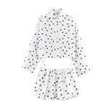 Vue détaillée d'un ensemble chemise à manches longues et short blanc à pois noirs - XS / Haut Et Bas / Pois Blancs