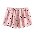 Detailansicht der rosa gepunkteten Shorts mit elastischem Bund und glatter Stoffstruktur. - XS / Unterteile / Rosa