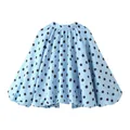 Dettaglio di camicetta blu a pois neri con maniche a sbuffo su sfondo bianco - Taglia S / Top / Pois blu