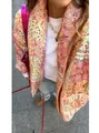Detailansicht der gesteppten Damenjacke mit rosa Blumenmuster und Patchwork-Druck - S / Oberteile / Gelbes Blumenmuster