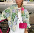 Detailansicht der Vintage-Damenjacke mit Blumenmuster und Stepp-Patchwork im Streetstyle - S / Oberteile / Grün Mehrfarbig