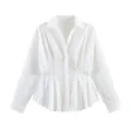 Vista dettagliata della camicetta bianca a maniche lunghe con vita a pieghe alla moda - Taglia S / Top / Bianco