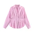 Vista dettagliata della camicia rosa a maniche lunghe con elegante vita a pieghe. - Rosa