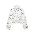 Dettaglio di una giacca bianca a pois con collo alto, bottoni e orlo arricciato con coulisse - XS / Top (A03) / Bianco