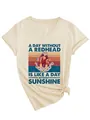 Nahaufnahme der Vintage-Grafik und des Slogans auf diesem cremefarbenen Damen-T-Shirt - S / Oberteile / Sandfarben