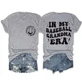 Detailansicht des grauen T-Shirts mit dem 'In My Baseball Grandma Era' Grafikdruck - S / Oberteile / Hellgrau