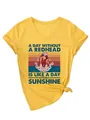 Gelbes Damen T-Shirt mit V-Ausschnitt und einem Vintage-Grafikdruck einer Rothaarigen - S / Oberteile / Gelb