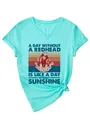 Türkisfarbenes Damen T-Shirt mit V-Ausschnitt und einem dekorativen Retro-Druck. - S / Oberteile / Tiefwasserblau