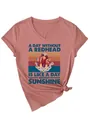 Detailansicht eines Damen V-Ausschnitt T-Shirts mit Retro-Grafik und lustigem Spruch - Roségold