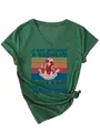 Nahaufnahme des Vintage-Grafikdrucks mit 'A Day Without a Redhead' Text auf grünem T-Shirt - Vintage Grün