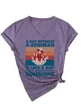 Lila V-Ausschnitt T-Shirt mit 'A Day Without A Redhead' Vintage-Grafikdruck-Detail - Lila